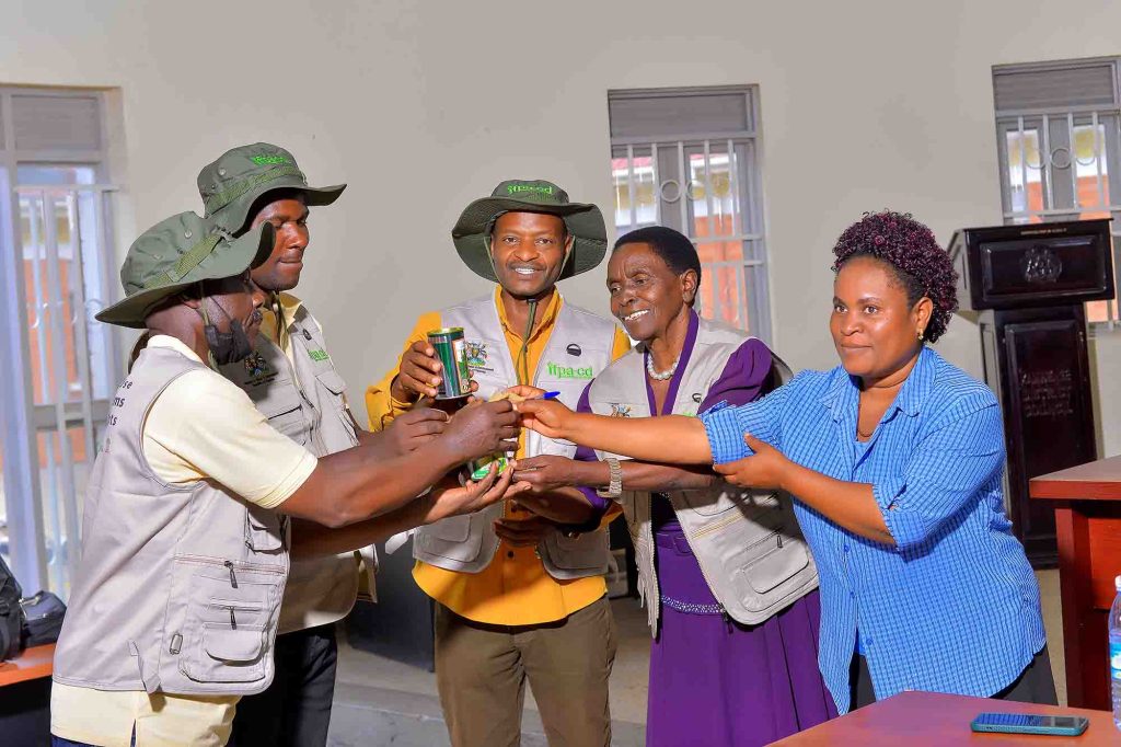 Local government officials handing over vegetable seedlings to model farmers.